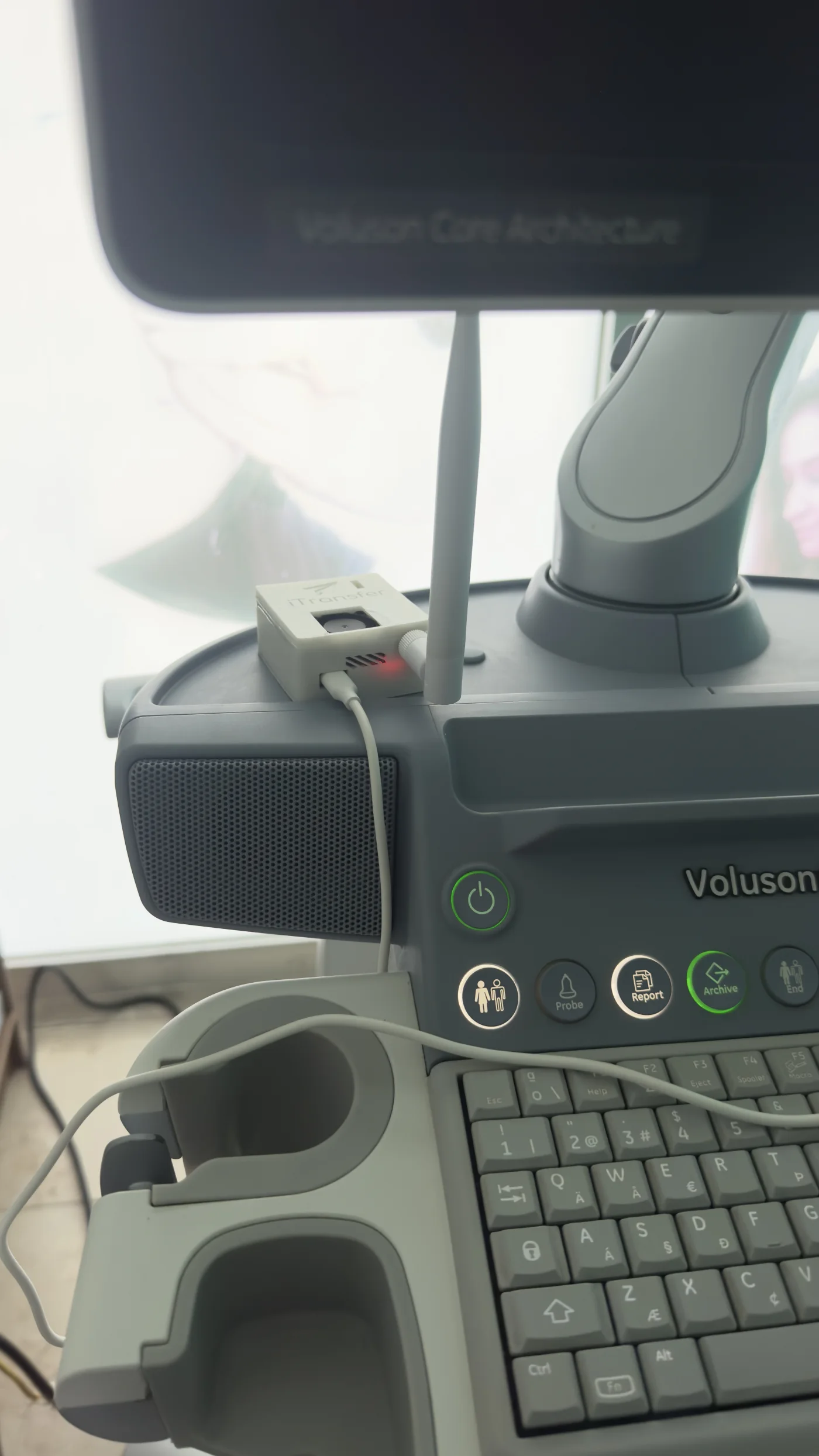 iTransfer device connected to an ultrasound machine